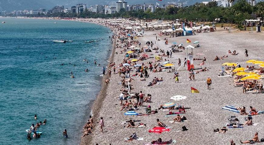 Antalya’da bayram tatilinde sahiller doldu