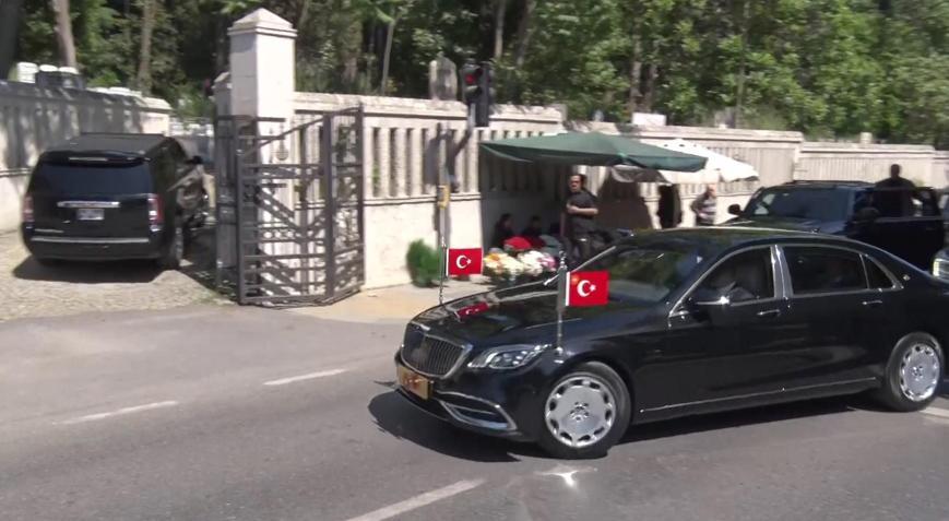 Cumhurbaşkanı Erdoğan, arife günü anne ve babasının kabirlerini ziyaret etti