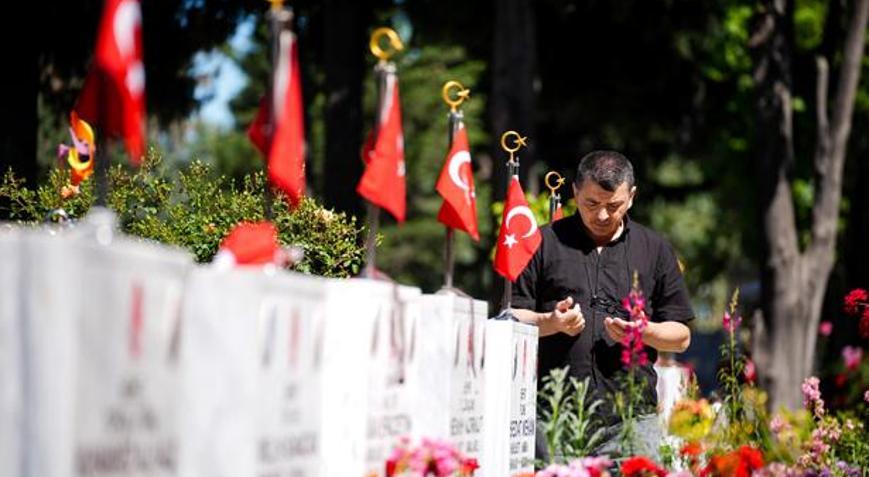Şehit aileleri Kurban Bayramının ilk günü Edirnekapı Şehitliğini ziyaret etti