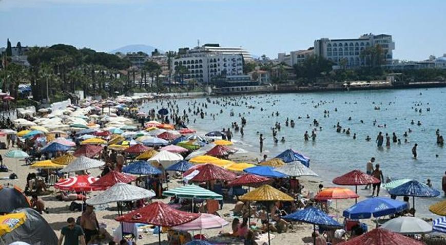 Kuşadası’nda oteller doldu, plajlarda adım atacak yer kalmadı Nüfus 1 milyona dayandı