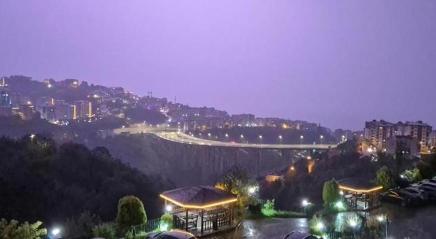 Trabzon’da şimşekler gökyüzünü aydınlattı İşte o kareler