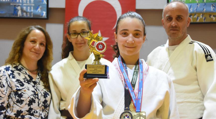 Tokalaştığı antrenörün gücünü fark edip tavsiyesiyle judoya başlayan Elif’ten altın başarı