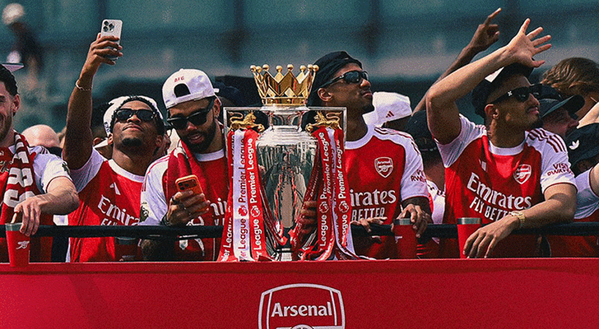 23 yıl sonra Premier Lig şampiyonu olan Arsenal şampiyonluğu taraftarlarıyla kutladı