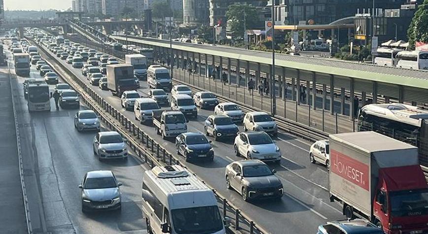 İstanbulda bayram tatilinin ardından ilk iş gününde trafik yoğunluğu