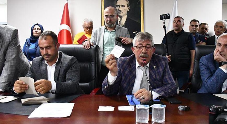 Akçakocada görevden uzaklaştırılan belediye başkanının yerine AK Partili Meclis Üyesi Ünal vekil seçildi