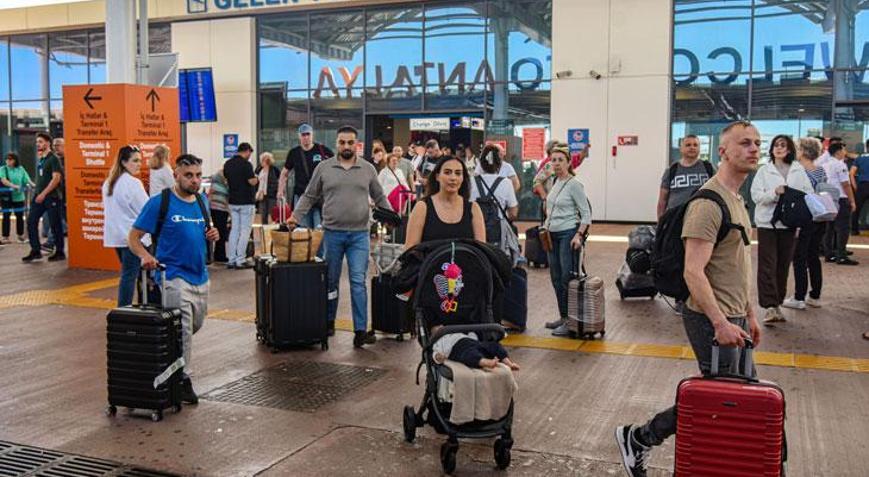 Antalyaya hava yoluyla 3,5 milyon turist geldi