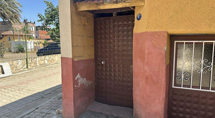 İzmirde şoke eden olay Evin kapısına asılan poşetten bebek çıktı