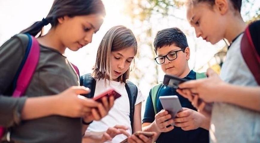 Polonya’da okullarda telefon ve akıllı saat kullanımı yasaklanıyor