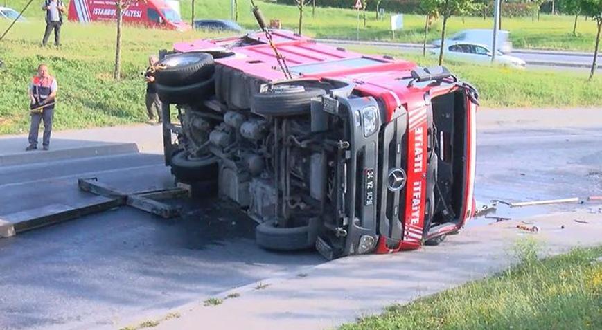 Esenlerde yangından dönen itfaiye aracı devrildi: 2 yaralı