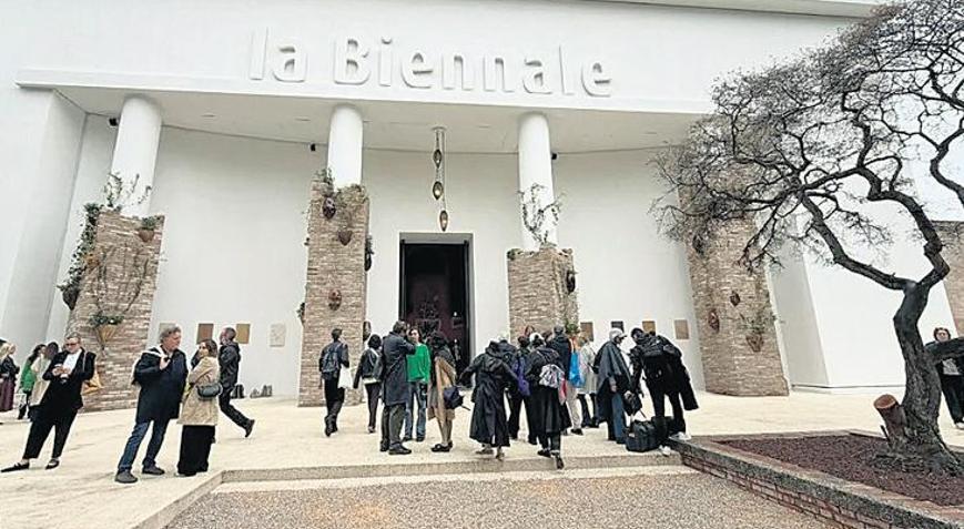 Bienalde sanatçılar rest çekti