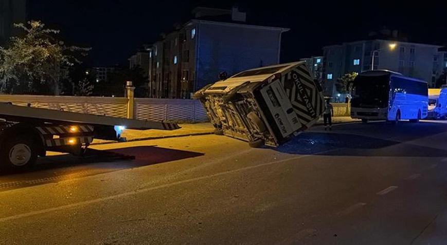 Eskişehir’de otomobilin çarptığı işçi servisi devrildi: 7 yaralı