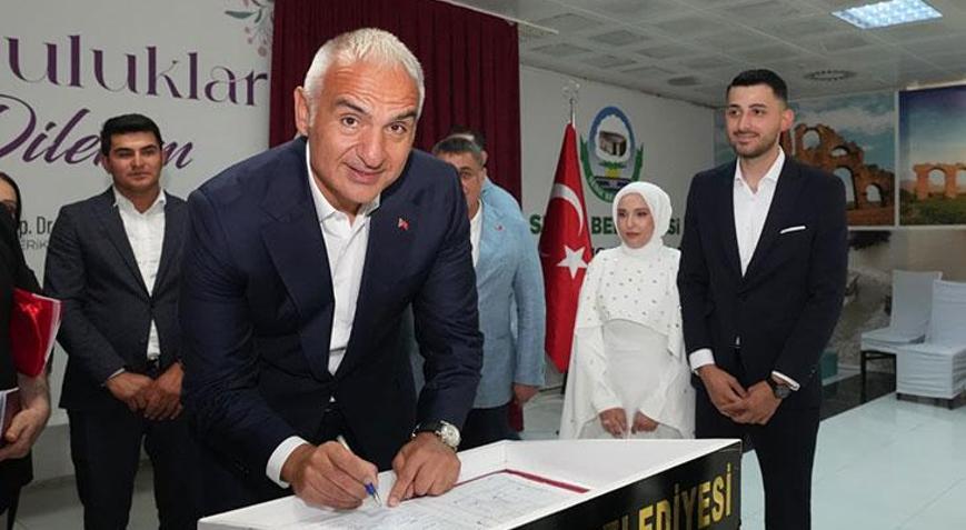 Bakan Ersoydan yeni evlenen çifte sürpriz