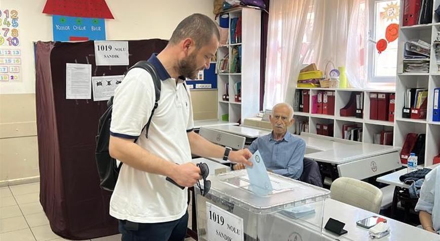 İstanbulun 7 ilçesinde sandıklar kuruldu Bazı mahallelerde ara seçim heyecanı