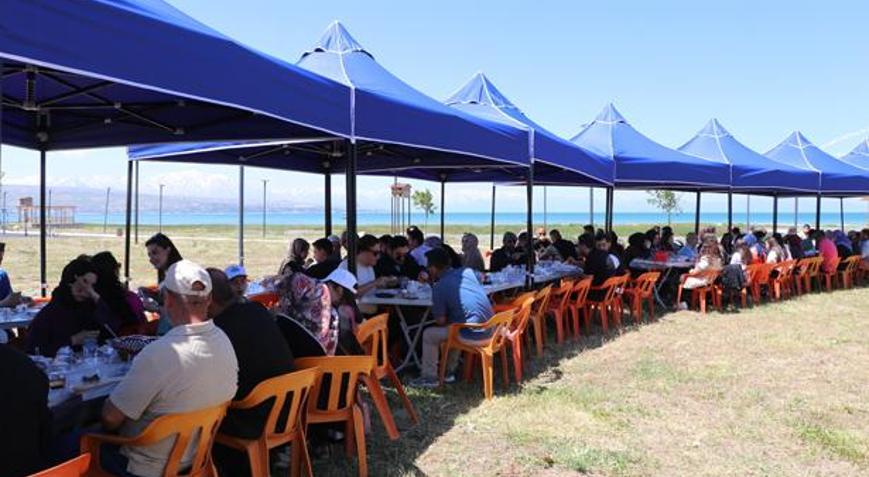 Dünya Kahvaltı Günü Vanda kutlandı Yüzlerce kişi aynı sofrada buluştu