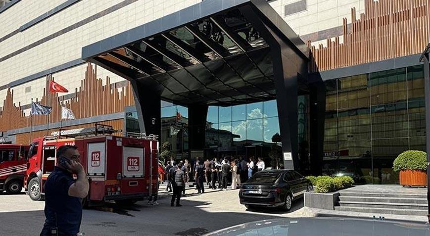 Elazığda otel yangını Çatıdan yükselen dumanlar paniğe yol açtı