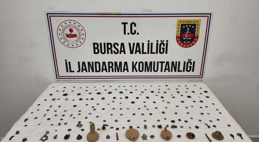 Bursada aranan araçta 202 sikke ve obje ele geçirildi; 2 gözaltı