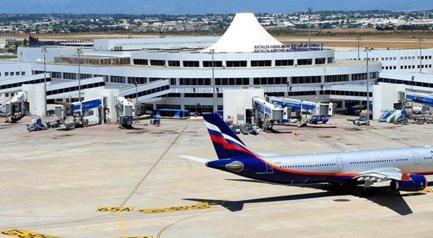 Antalya Havalimanında uçak direğe çarptı: 267 yolcu tahliye edildi