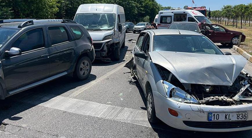 Balıkesir-Bursa yolunda korku dolu anlar 6 araç birbirine girdi