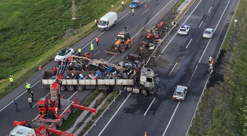 Erzurumda bariyerlere çarpan tır alev aldı Sürücü son anda kurtuldu