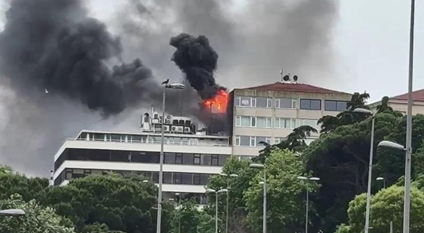 Beyoğlunda 5 katlı binada yangın