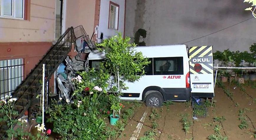 İstanbulda feci kaza Freni patlayan araç evin bahçesine uçtu: 1 yaralı