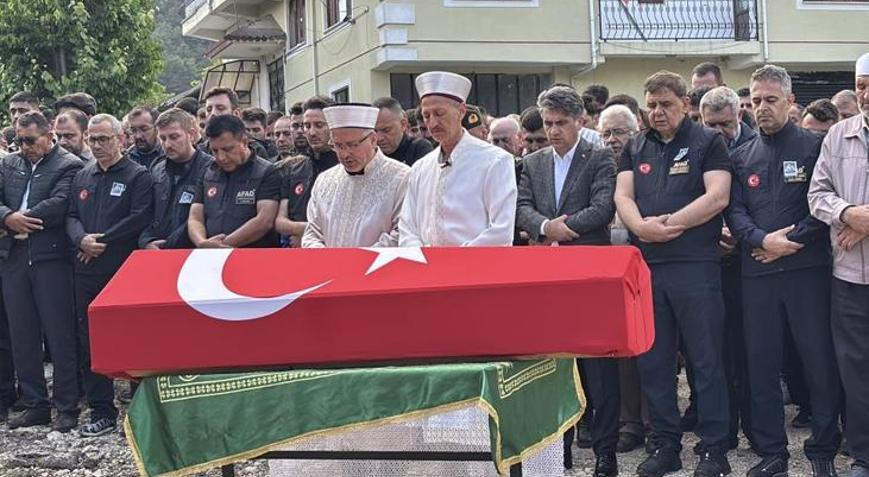 Rizede AFAD personeline hüzünlü veda Eşi tabutuna son kez sarıldı, babası namazını kıldırdı