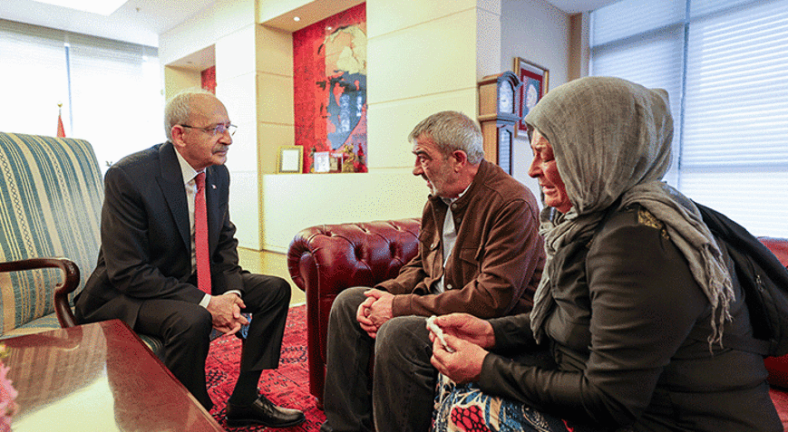 Kemal Kılıçdaroğlu, Altındağ İlçe Başkanlığının eski binasında kalan Kolukısa çiftini kabul etti