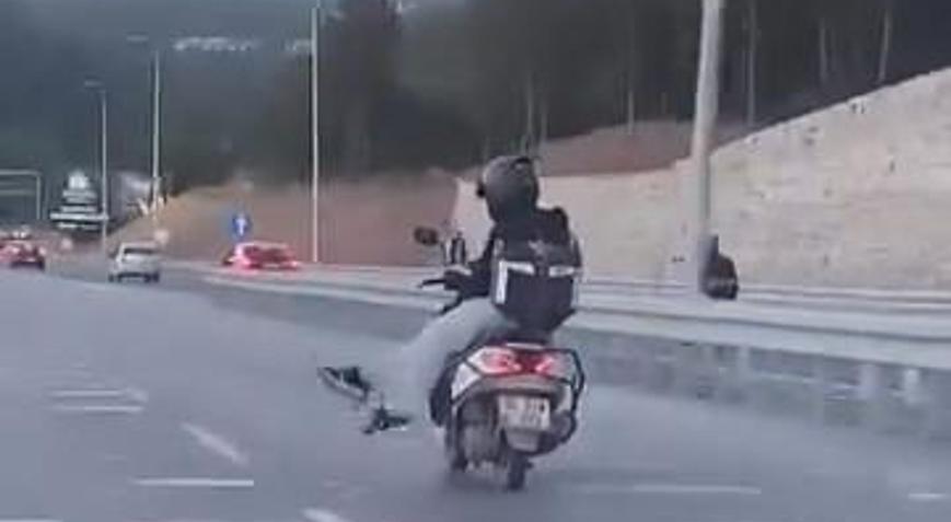 Ümraniyede seyir halindeki motokuryenin tehlikeli yolculuğu kamerada