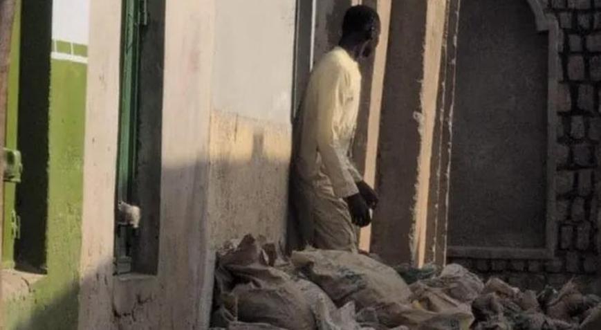 Mahallenin kabusu oldu Evinden 50 çuval insan dışkısı çıktı: Artık dayanamıyoruz