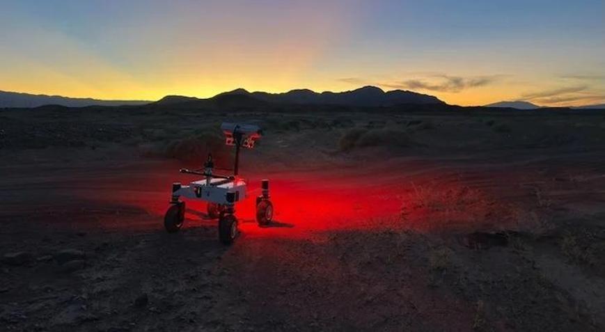 NASA’nın yeni rover prototipi büyük engellerin üzerinden geçebiliyor