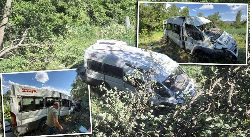 Burdurda feci kaza Minibüs tarlaya devrildi: Çok sayıda yaralı var