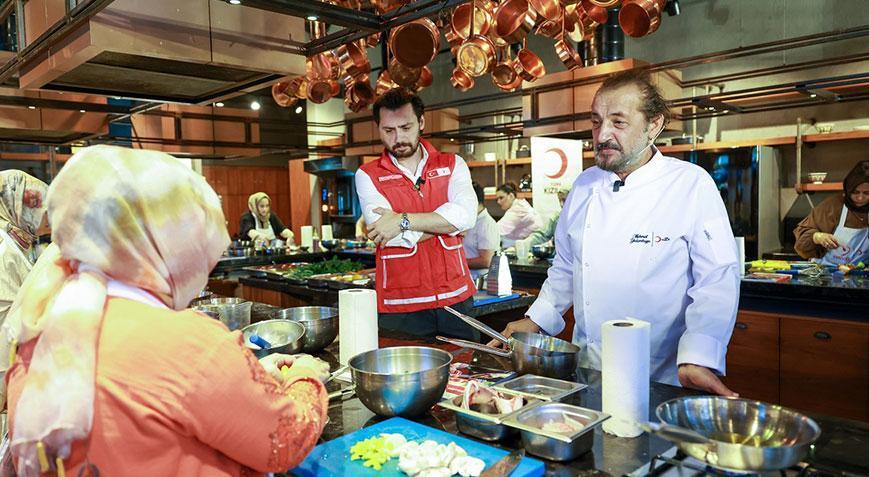 Şef Mehmet Yalçınkayadan depremzede kadınlara mutfak eğitimi: Herkes gider, Kızılay kalır