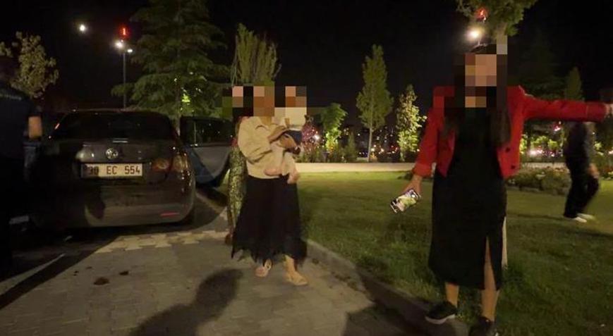 Kayseride akılalmaz olay 10 aylık bebeğini arabada unutan anne gazetecilere saldırdı