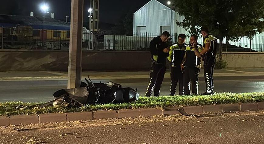 Sivasta motosiklet aydınlatma direğine çarptı: 2 yaralı