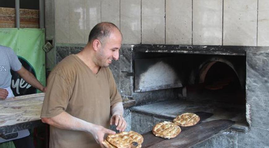 Adana kavruluyor, fırıncılar ateşin önünde ekmek hazırlıyor 80 derecede çalışıyorlar