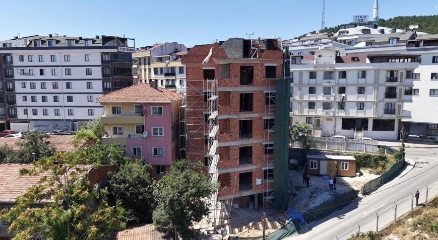 Çekmeköydeki eğri bina iddiasında gerçek ortaya çıktı Belediye Başkanı yerinde inceledi