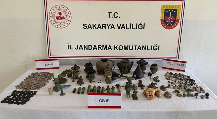 Evini kaçak müzeye dönüştürmüş Anadolu Mirası operasyonunda 806 tarihi eser ele geçirildi