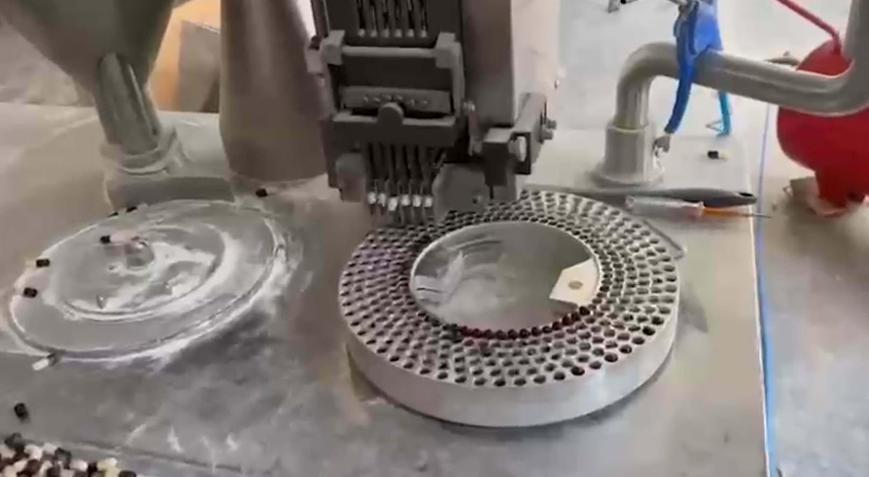 İzmirde gizli uyuşturucu imalathanesine baskın Binlerce sentetik hap ele geçirildi