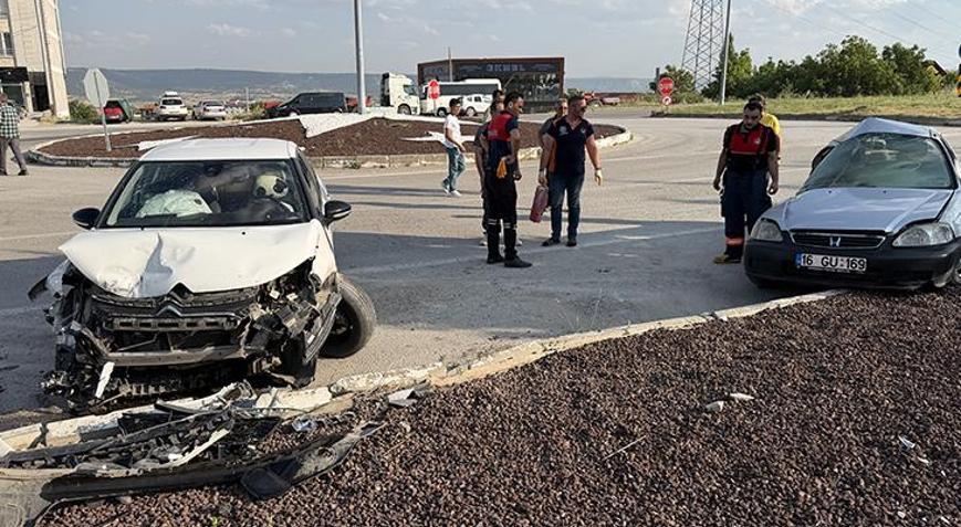 Kütahyada otomobiller çarpıştı: 2 kişi yaralandı