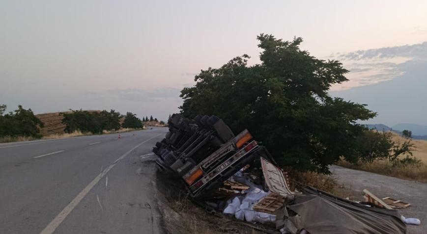 Bilecikte çekicinin devrildiği kazada sürücü yaralandı