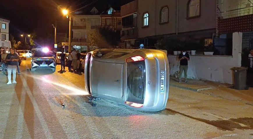 Park halindeki araca çarpıp devrilen otomobilin sürücüsü kaza yerinden kaçtı