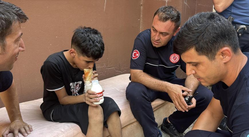 Alevlerden sonra gelen şefkat; itfaiye erleri 13 yaşındaki çocuğu yalnız bırakmadı