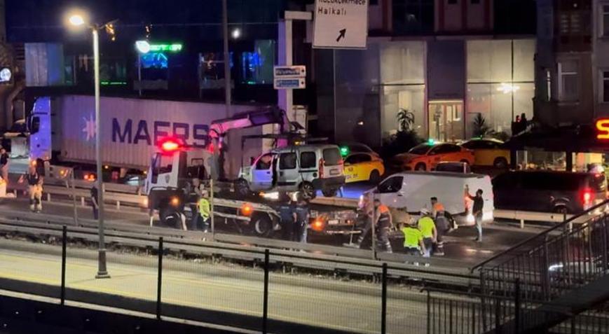 Küçükçekmecede makas atan sürücü 2 otomobile çarptı; 2 yaralı