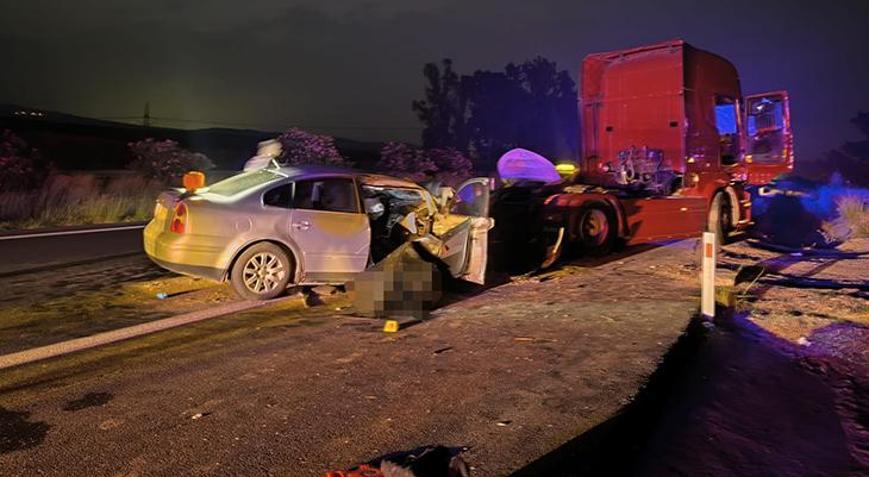 Adanada otomobilin tıra çarptığı kazada 2 kişi öldü