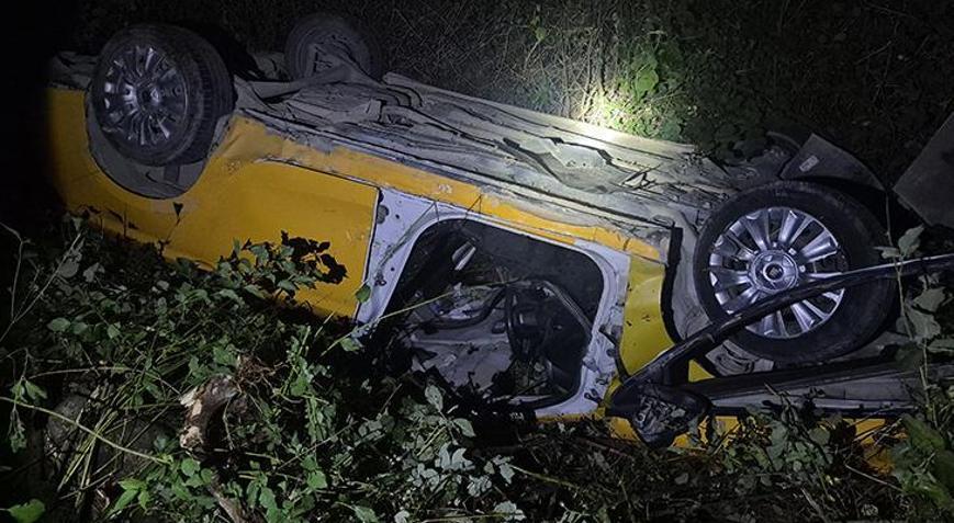 Düzcede şarampole devrilen taksinin sürücüsü yaralandı