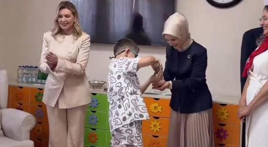 Bakan Göktaş ve Ukrayna Devlet Başkanı’nın eşi Ukraynalı çocukları ziyaret etti