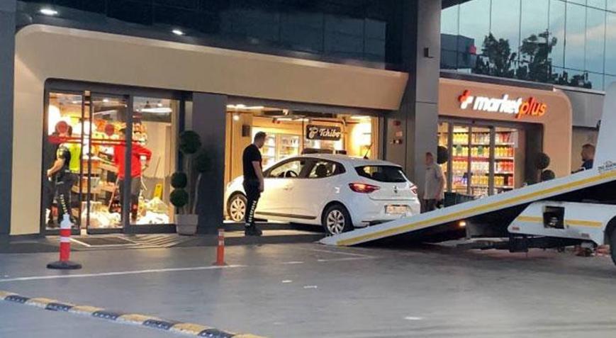 Bağcılarda akılalmaz kaza Otomobille akaryakıt istasyonu marketine daldı
