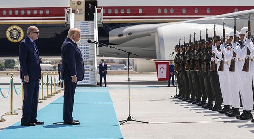 NATO zirvesinde liderler neden kırmızı yerine turkuaz halıyla karşılandı