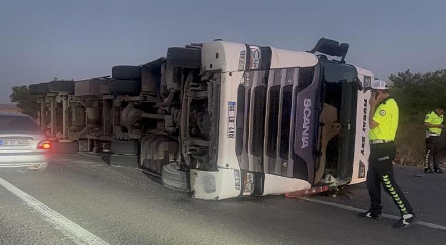 Kırıkkalede feci kaza Hurda yüklü tır karşı şeride geçip devrildi