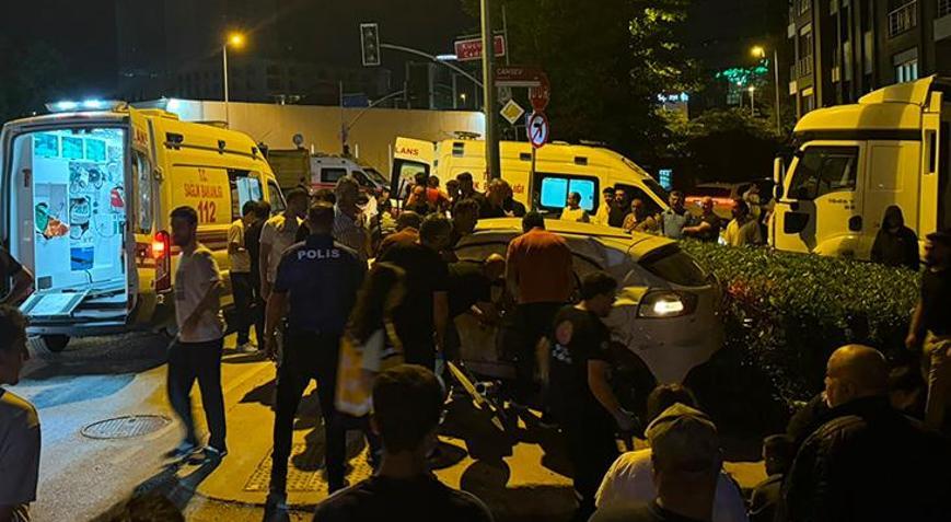 Ümraniye’de hafriyat kamyonu ile otomobil çarpıştı: 1i ağır 4 yaralı